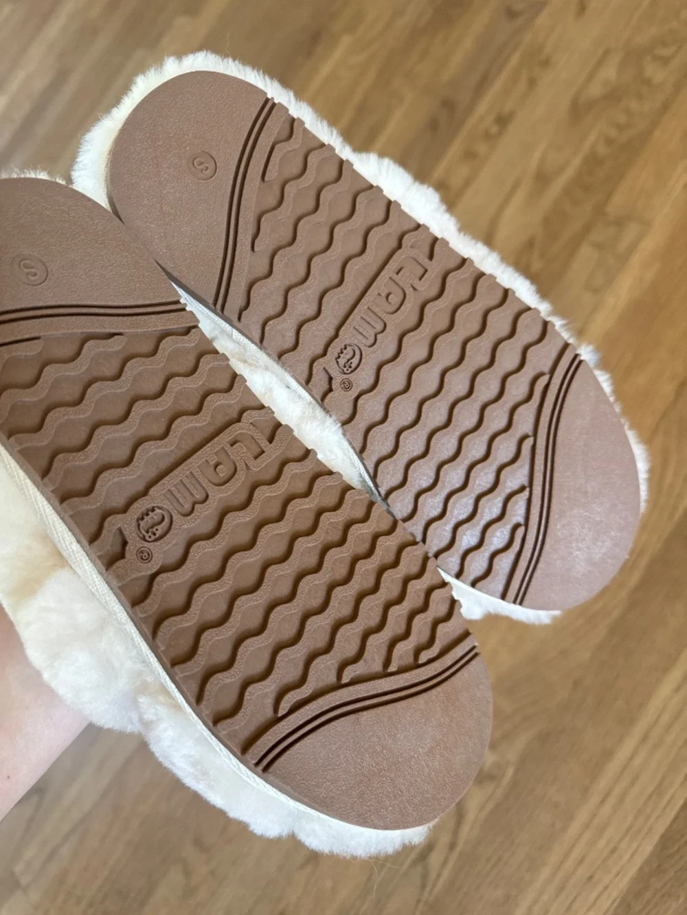 Lamofootwear white 100% wool Slippers